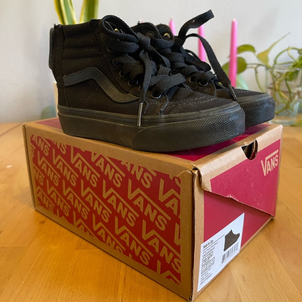 Vans Black Kids Sk8-Hi Zip size 10.5 US/ 10.0 UK with box